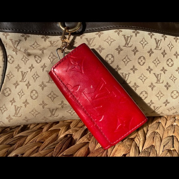 โญ๏ธSOLDโญ๏ธ Vintage Louis Vuitton 4-Key Keyholder in Cherry Vernis Leather - Picture 3 of 8